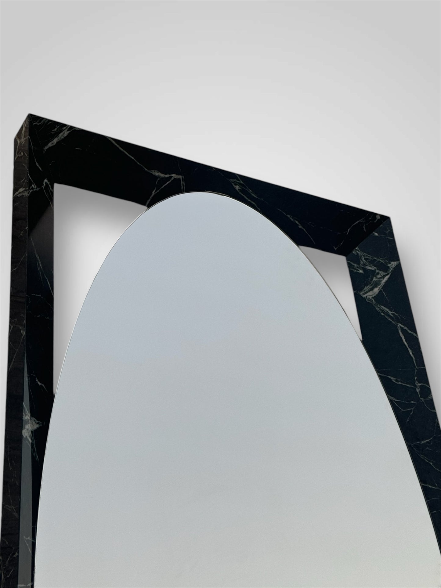 Freestanding mirror