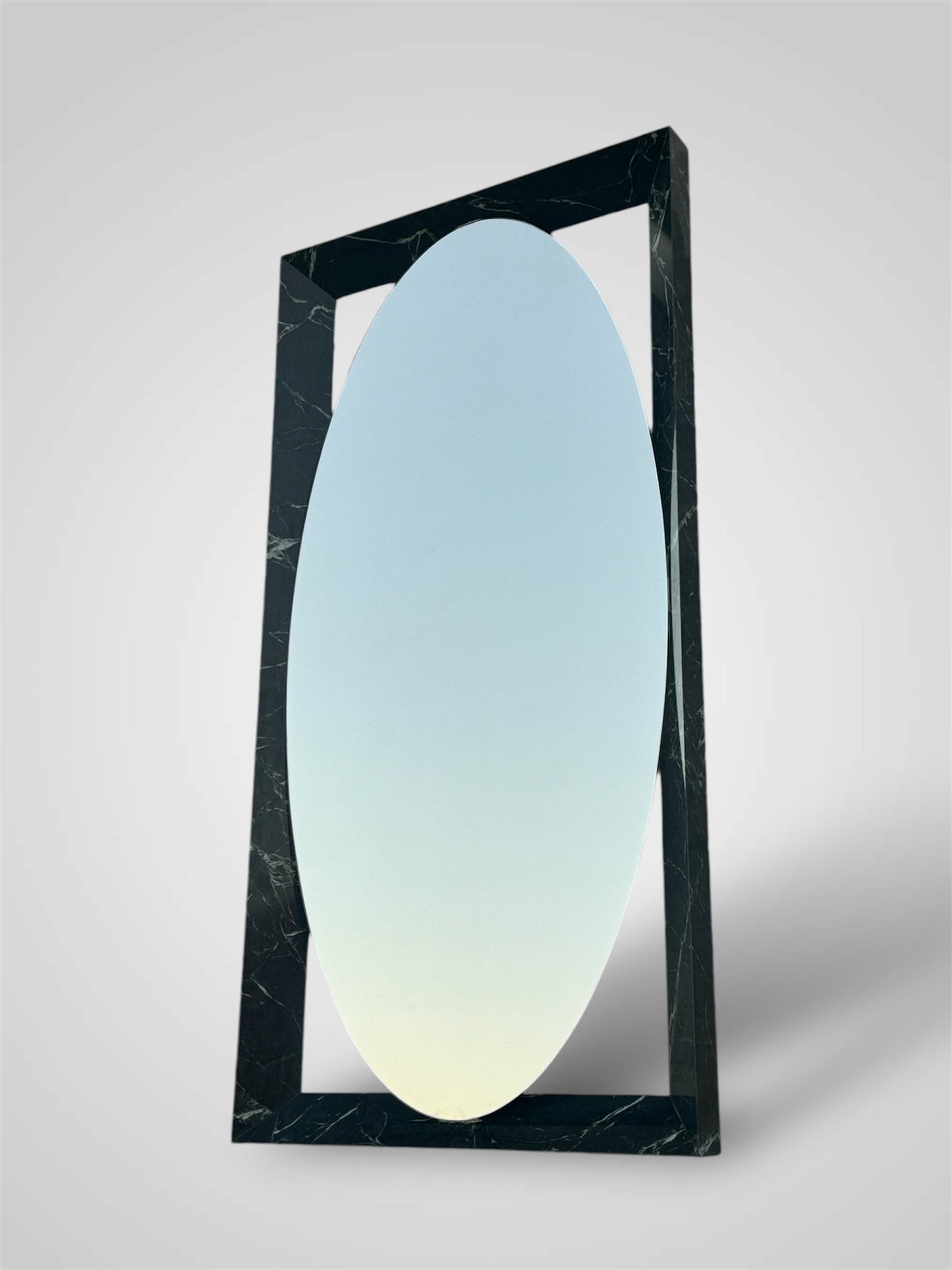 Freestanding mirror